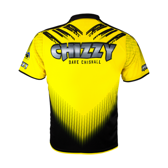 Harrows_Dave_Chisnall_Chizzy_Dartshirt_2 Das Bild zeigt ein gelbes und schwarzes Dartshirt mit dem Namen "CHIZZY" und "Dave Chisnall" auf dem Rücken. Das Design ist auffällig mit grafischen Mustern und Logos auf den Ärmeln.