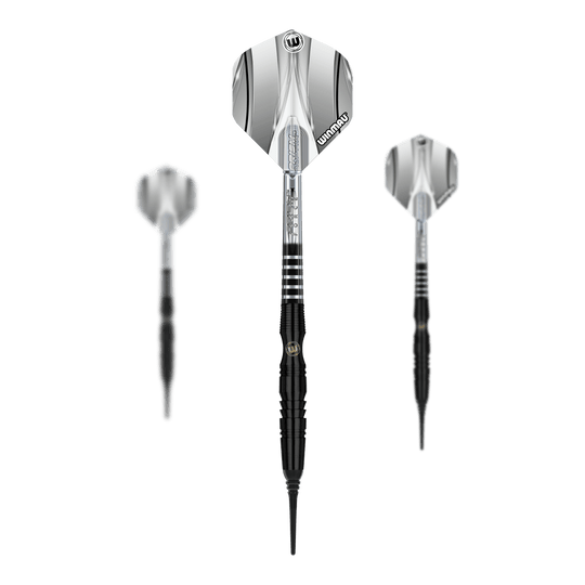 Miękkie lotki Winmau Sniper Black - 20g Das Bild zeigt drei Winmau Sniper Black Softdarts mit einem Gewicht von 20g. Die Darts haben schwarze Spitzen und silber-schwarze Flights.