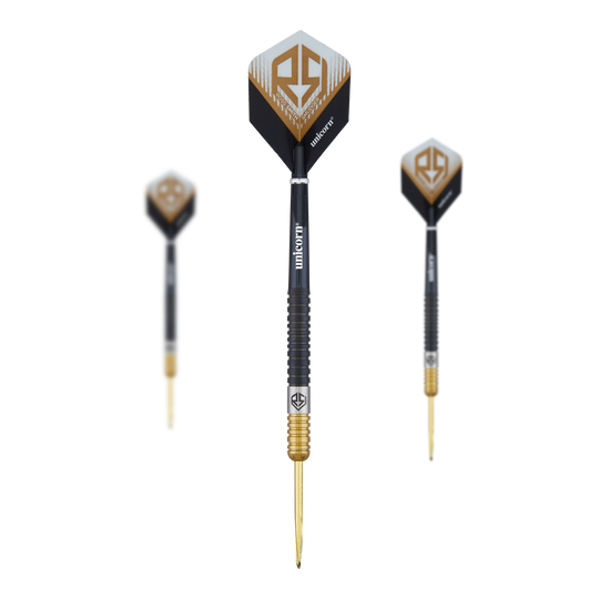 Unicorn Ross Smith Dwukolorowe stalowe lotki Das Bild zeigt drei Steeldarts des Produkts 'Unicorn Ross Smith Two-Tone Steeldarts'. Die Darts sind schwarz-goldfarben und tragen das Ross Smith Logo auf den Flights.