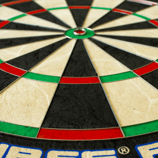 79453_Unicorn_Eclipse_Pro_2_Dartboard_4 Das Bild zeigt eine Nahaufnahme des Unicorn Eclipse Pro 2 Dartboards. Zu sehen sind die farbigen Segmente und das Bullseye in der Mitte der Dartscheibe.