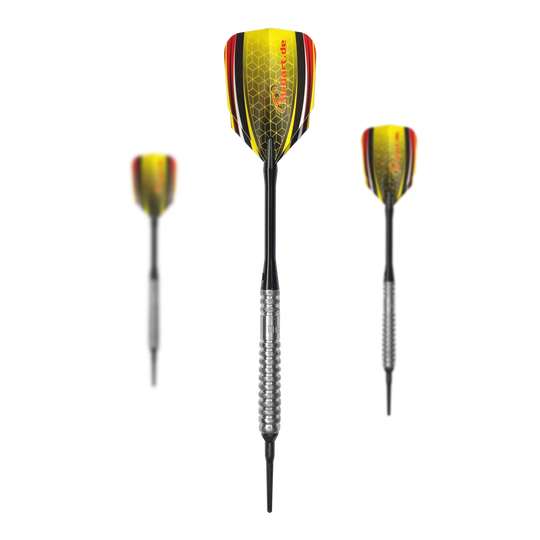 Lotki McDart 85 Tungsten V20 Soft Darts - 17g Das Bild zeigt drei Softdarts des Modells "McDart 85er Tungsten V20" mit einem Gewicht von 17g. Die Flights sind in Gelb, Rot und Schwarz gestaltet und haben ein Wabenmuster.