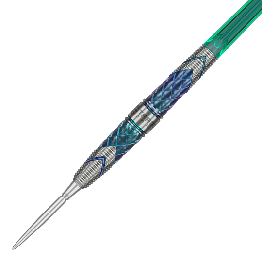 Dies ist ein Steeldart aus der Serie "Target Japan Kaze Series Ceros 02" mit einem Gewicht von 23g. Der Dart hat ein auffälliges Design mit blauen und silbernen Mustern sowie einem grünen Schaft.