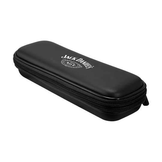 Das Bild zeigt ein schlankes, schwarzes Dartcase mit einem Reißverschluss. Auf dem Etui steht in weißer Schrift "Jack Daniel's".