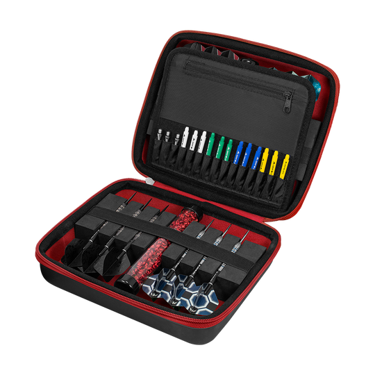 Portfel Mission Luxor Dart Die Abbildung zeigt ein geöffnetes Dart-Set in einer schwarzen und roten Tasche. Im Inneren sind mehrere Darts, Ersatzteile und Zubehör ordentlich einsortiert.