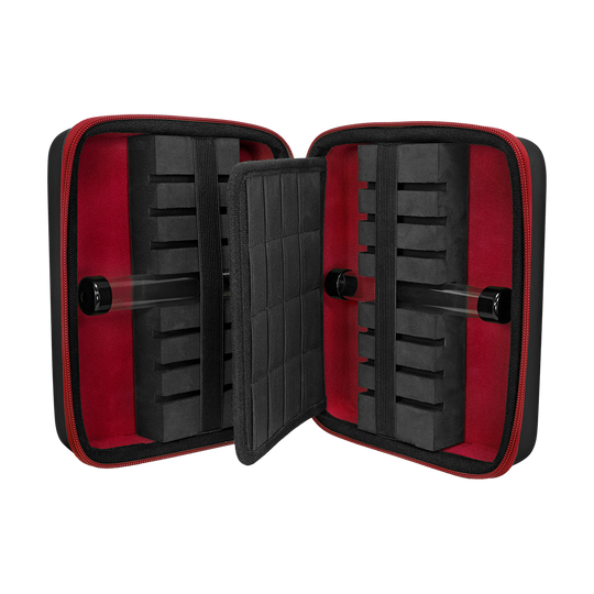 Portfel Mission Luxor Dart Das Bild zeigt ein geöffnetes Dart-Case mit schwarzem und rotem Innenfutter. Im Inneren befinden sich mehrere Schaumstofffächer zur sicheren Aufbewahrung von Dartpfeilen und Zubehör.