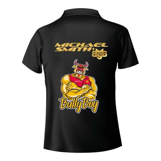 Koszulka z białym paskiem i lotkami Michaela Smitha Das Bild zeigt die Rückseite eines schwarzen Dartshirts mit dem Namen "Michael Smith" und dem Logo "BSB" in goldener Schrift. Darunter ist eine Comicfigur eines muskulösen Stiers mit dem Schriftzug "Bully Boy" zu sehen.