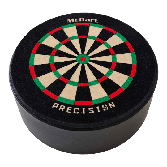 Uchwyt na rzutki McDart Precision Mini Dartboard Das Bild zeigt die McDart Precision Mini Dartboard Darthalter. Es ist eine kleine, runde Dartscheibe mit farbigen Segmenten und dem Schriftzug "McDart Precision" darauf.