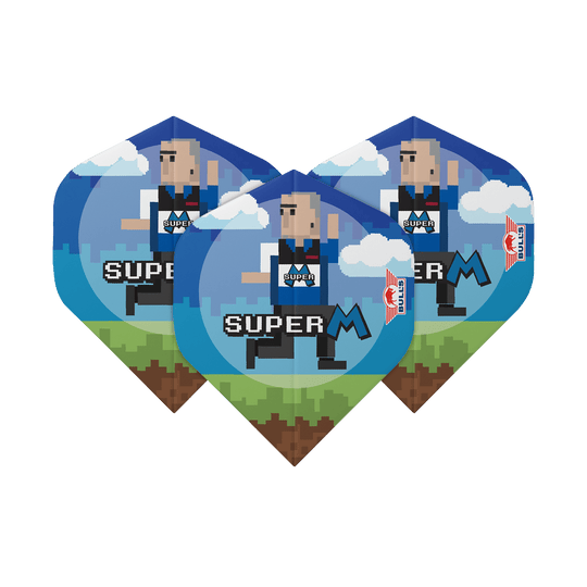 Das Bild zeigt drei Dart-Flights mit einem Pixel-Cartoon-Design und der Aufschrift „SUPER M“. Im Hintergrund sind Wolken, Himmel und eine grüne Landschaft zu sehen.