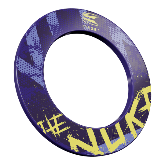 Target Luke Littler The Nuke Dartboard Surround Das Bild zeigt eine Dartboard-Umrandung mit dem Namen „Target Luke Littler The Nuke Dartboard Surround“. Die Umrandung ist hauptsächlich lila mit gelben Schriftzügen und Mustern gestaltet.