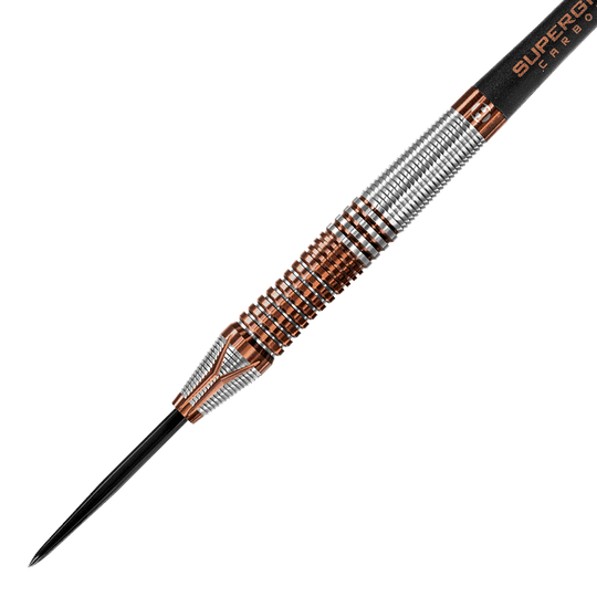 HA33874_Harrows_Toro_Steeldarts_2 Das Bild zeigt einen modernen Steeldartpfeil mit einer silbernen und kupferfarbenen Griffzone. Die Spitze ist schwarz und der Schaft trägt die Aufschrift "SUPERGRIP CARBON".