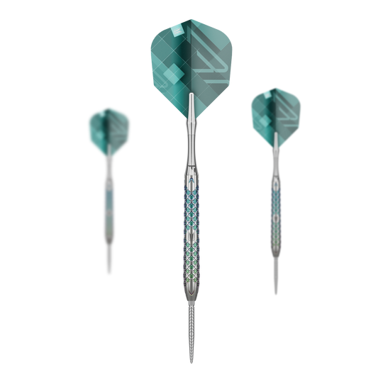 Das Bild zeigt drei Target Rove 03 Swiss Point Steeldarts mit silbernem Schaft und blauen Akzenten. Die Flights sind grün-blau gemustert und die Darts stehen vor einem schwarzen Hintergrund.