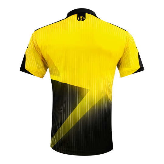 Harrows Shard Dartshirt - Gelb Das Bild zeigt das Harrows Shard Dartshirt in Gelb. Das Shirt hat ein auffälliges gelb-schwarzes Design mit weißen dünnen Linien.