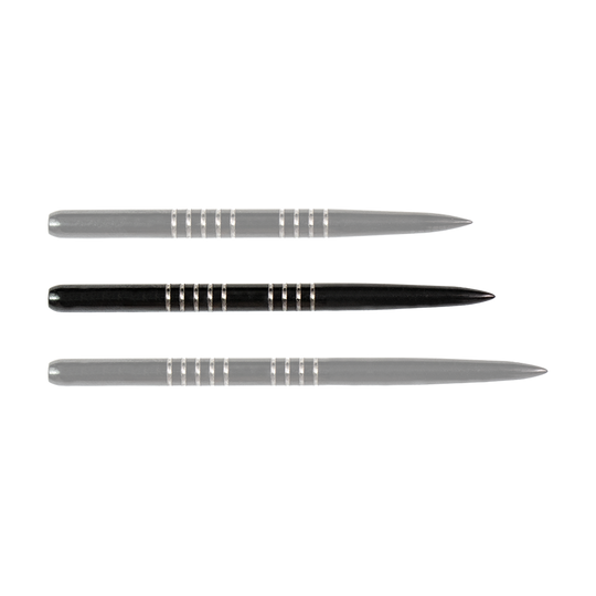 57742_Bulls_GP1_Steeldartspitzen_Schwarz_38mm_1nSYa3taduTB1f Auf dem Bild sind drei schwarze Steeldartspitzen der Marke Bulls GP1 zu sehen. Sie liegen parallel nebeneinander auf weißem Hintergrund.