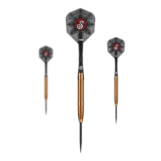 Lotki stalowe Shot Pro Series Jake Womack - 23 g Das Bild zeigt die Shot Pro Series Jake Womack Steeldarts - 23g. Die Darts haben einen goldfarbenen Schaft und ein schwarzes Flight mit auffälligem Muster und rotem Logo.