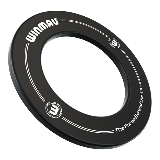Das Bild zeigt einen schwarzen Dartboard-Surround-Ring mit der Aufschrift "WINMAU". Am Rand steht außerdem der Slogan "The Force Behind Darts".