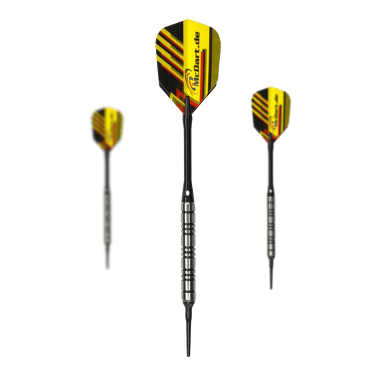 Lotki miękkie McDart 85 Tungsten V2 - 17g Das Bild zeigt drei Softdarts des Modells "McDart 85er Tungsten V2" mit 17g Gewicht. Die Darts haben gelb-schwarze Flights mit roten Akzenten und einen silbernen Griffbereich.