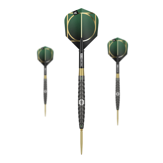 Target Cult 01 Swiss Point Steeldarts Auf dem Bild sind drei Steeldarts mit grünen und goldenen Flights zu sehen. Die Schäfte und Spitzen der Darts sind detailliert gemustert und wirken hochwertig verarbeitet.