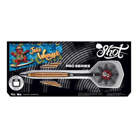 Lotki stalowe Shot Pro Series Jake Womack - 23 g Das Bild zeigt die "Shot Pro Series Jake Womack Steeldarts - 23g" in ihrer Verpackung. Die Darts haben ein auffälliges Design und sind mit einem Comic-Surfer-Motiv verziert.