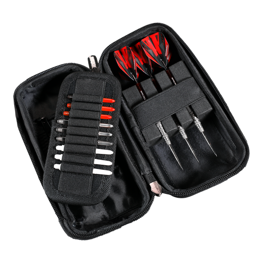 Portfel Winmau Armor G1 Dart Das Bild zeigt ein offenes Dart-Etui mit drei zusammengebauten Darts und mehreren Ersatzteilen. Die Darts haben rote und schwarze Flights und das Etui ist schwarz.