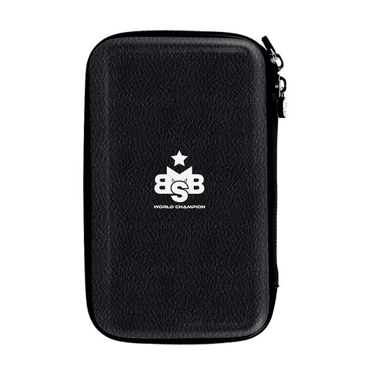 Das Bild zeigt das Shot Michael Smith World Champion Tactical Dartcase in Schwarz. Das Etui hat eine strukturierte Oberfläche und ein weißes Logo auf der Vorderseite.