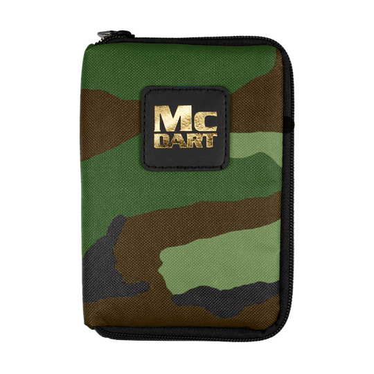 716_McDart_Tasche_Klein_Camo_1 Die Abbildung zeigt eine kleine Tasche im Camouflage-Design mit einem goldenen "MC DART" Logo auf der Vorderseite. Die Tasche hat einen Reißverschluss und ist für Dart-Zubehör gedacht.