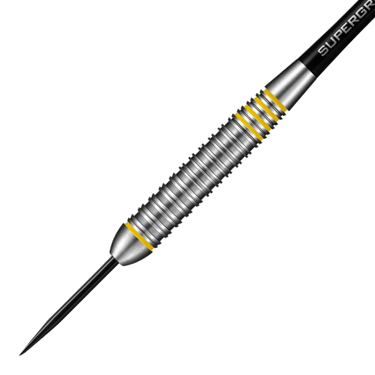 HA24490_Harrows_Dave_Chisnall_Chizzy_Brass_Steeldarts_2 Das Bild zeigt einen Harrows Dave Chisnall Chizzy Brass Steeldart. Der Dart ist silberfarben mit gelben Akzenten und hat eine gerillte Griffoberfläche.