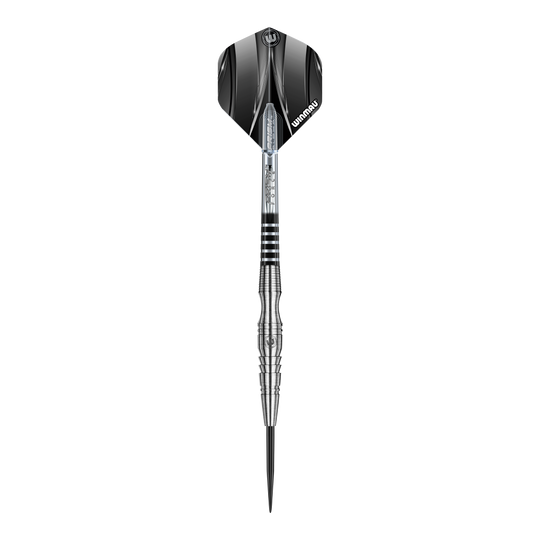 Das Bild zeigt einen Winmau Sniper V3 Steeldart. Der Dart hat ein silbernes, geriffeltes Barrel und schwarze Flights mit Winmau-Logo.