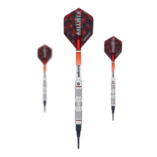 Unicorn Ballista Style 2 miękkie lotki Das Bild zeigt drei Softdarts des Produkts 'Unicorn Ballista Style 2'. Die Darts haben silberne Schäfte und rote Flights mit dem Aufdruck "Ballista".