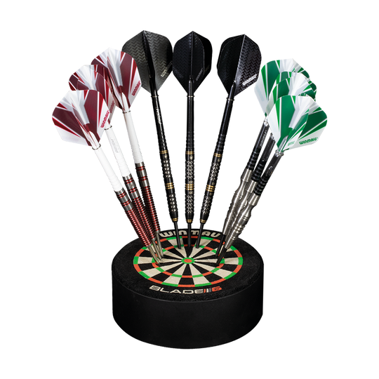 8413_Winmau_Dart_Dock_Blade_6_Dartst-nder_1 Das Bild zeigt den Winmau Dart Dock Blade 6 Dartständer mit sechs Darts darauf. Der Ständer hat ein Design, das einer Dartboardscheibe ähnelt.
