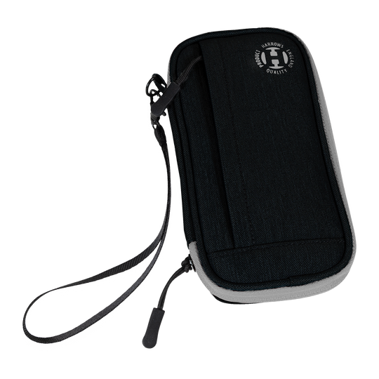 Harrows Smart Case Dartwallet Dies ist ein schwarzes Dart-Etui mit einem Reißverschluss und einer Handschlaufe. Auf der Vorderseite befindet sich ein rundes Logo mit der Aufschrift „Harrows Approved Quality Product“.