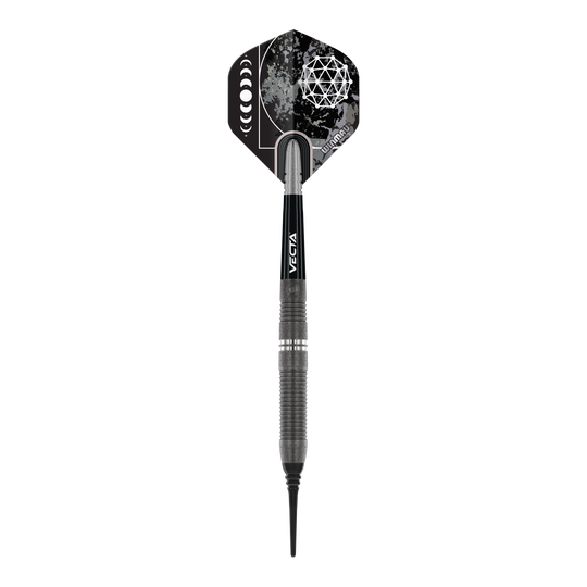 Das Bild zeigt einen Winmau Callisto 03 Softdart mit einem Gewicht von 20 Gramm. Der Dart ist schwarz und silber und hat eine auffällige Flight-Grafik mit geometrischem Muster.