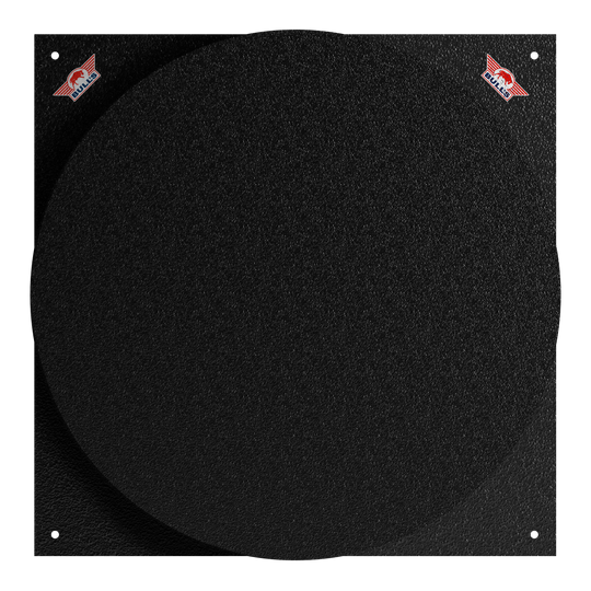 Tłumik tarczy do darta Bulls NL Das Bild zeigt das Produkt "Bulls NL Dartboard Silencer". Es ist eine schwarze, runde Matte mit einer leicht strukturierten Oberfläche.
