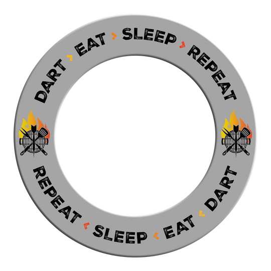 Obudowa tarczy do darta McDart - Dart Eat Sleep Repeat Es ist ein Dartboard-Surround in Grau mit dem Text 'Dart Eat Sleep Repeat'. Das Bild zeigt das Produkt aus einer bestimmten Perspektive.