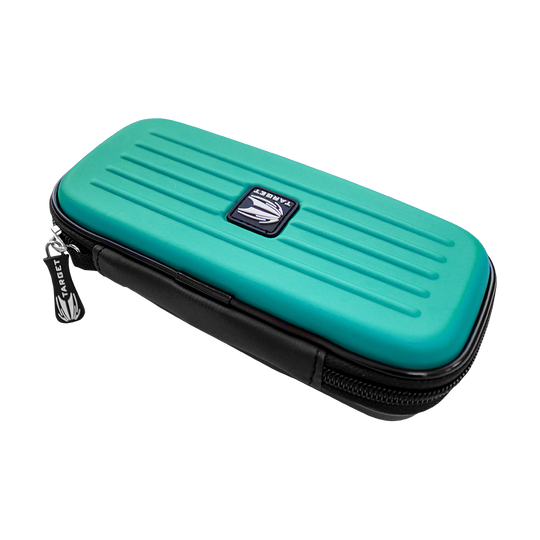 Das Bild zeigt das Produkt "Target Takoma Dartwallet". Es ist ein türkisfarbenes Etui mit schwarzem Reißverschluss und dem Target-Logo auf der Oberseite.