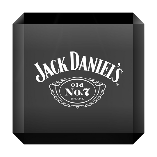 Das Bild zeigt ein schwarzes Würfel-Display mit dem weißen Jack Daniel's Logo und der Aufschrift "Old No. 7 Brand" in der Mitte. Es handelt sich um ein Produktdisplay für Mission Jack Daniels Würfel Darts.