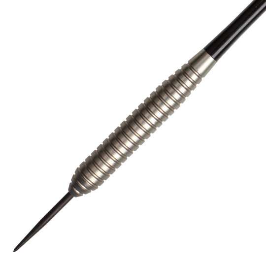 Das Bild zeigt einen Steeldart der Marke Target Phil Taylor Power Silverlight Variante 2. Der Dart hat ein silbernes, geriffeltes Barrel und eine schwarze Spitze.