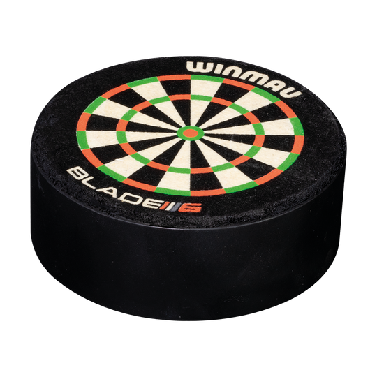 8413_Winmau_Dart_Dock_Blade_6_Dartst-nder_2 Das Bild zeigt den Winmau Dart Dock Blade 6 Dartständer. Oben auf dem runden, schwarzen Ständer ist ein Dartboard-Muster mit der Aufschrift "WINMAU BLADE 6" zu sehen.