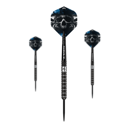 Das Bild zeigt drei schwarze Steeldarts des Modells "Mission Shaun McDonald Black" mit einem Gewicht von 23g. Die Flights der Darts sind mit einem auffälligen Totenkopf-Design verziert.