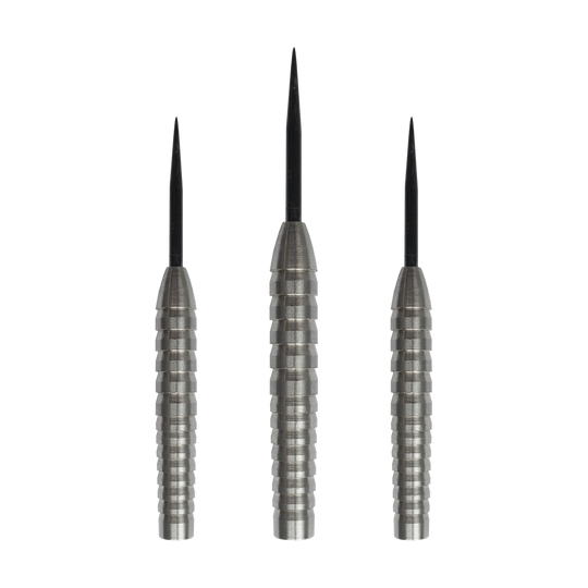 Das Bild zeigt drei McDart Shark 2 Tungsten Steeldart Barrels mit einem Gewicht von 21g. Sie bestehen aus silberfarbenem Metall und haben eine gerillte Oberfläche für besseren Halt.