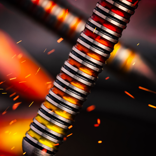 Stalowe rzutki Red Dragon Furnace Dieses Bild zeigt die Red Dragon Furnace Steeldarts erneut. Das charakteristische Muster und die Form der Pfeile sind deutlich sichtbar.