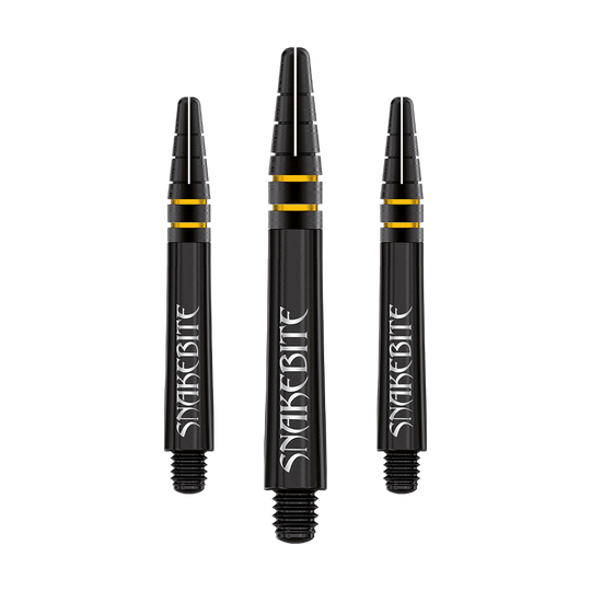 C798_Red_Dragon_Nitrotech_Peter_Wright_Shafts_Schwarz_1 Das Bild zeigt drei schwarze Dartschäfte mit gelben Ringen und der Aufschrift "Snakebite". Es handelt sich um die Red Dragon Nitrotech Peter Wright Shafts Schwarz in 39mm Länge.