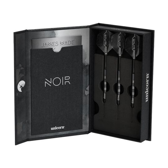 23835_Unicorn_Noir_James_Wade_2022_Softdarts_3 Das Bild zeigt eine elegante schwarze Box mit drei Dartpfeilen. Auf der linken Seite steht "NOIR" und oben ist der Name "James Wade" zu sehen.