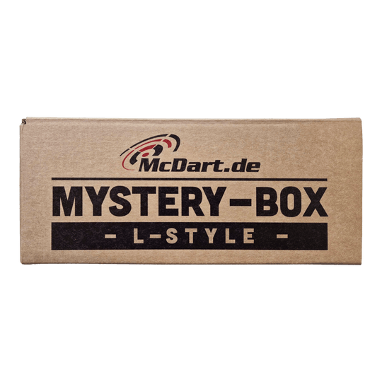 McDart Mystery Box - w stylu L Auf dem Bild ist eine braune Box mit der Aufschrift "McDart.de Mystery-Box - L-Style -" zu sehen. Die Box sieht verschlossen aus und weckt Neugier auf den Inhalt.