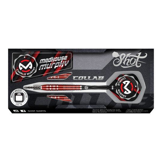 Das Bild zeigt die "Shot Collab Pro Series Charlie Murphy Steeldarts - 23g" in einer schwarzen Verpackung. Die Darts sind rot-silber und haben das Logo sowie den Namen Charlie Murphy auf den Flights.
