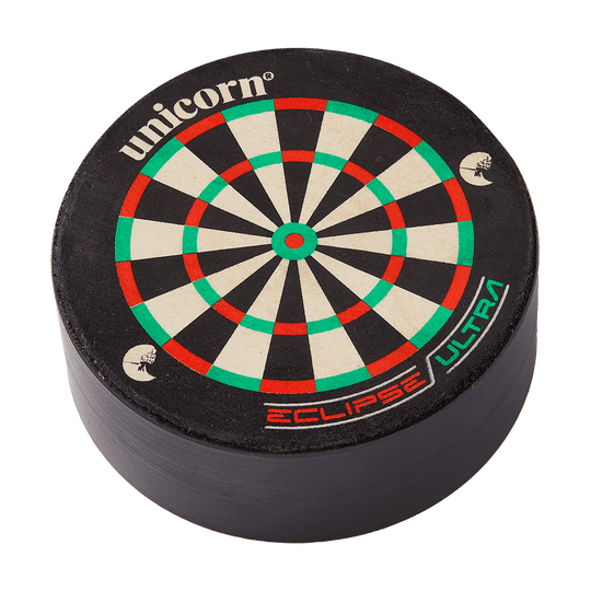 79465_Unicorn_Dart_Station_Dartst-nder_2 Das Bild zeigt den Unicorn Dart Station Dartständer. Er ist rund und hat eine bedruckte Oberfläche im Design einer Dartscheibe.