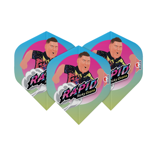 Gracz Bulls NL 100 Ricky'ego Evansa Cartoon nr 2 Standardowe loty Das Bild zeigt drei Dart-Flights mit einem bunten Cartoon-Bild von Ricky Evans und dem Schriftzug "Rapid Ricky Evans". Die Flights haben einen blauen, pinken und gelben Farbverlauf und das Bulls-Logo an der Seite.