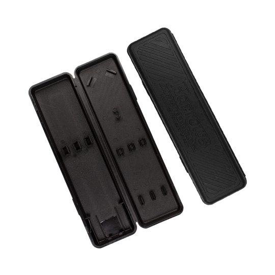 Plastikbox-HarrowsU5BBhGGksTLzs Das Bild zeigt eine geöffnete schwarze Plastikbox mit abnehmbarem Deckel. Auf dem Deckel steht der Schriftzug "Harrows Darts Technology".