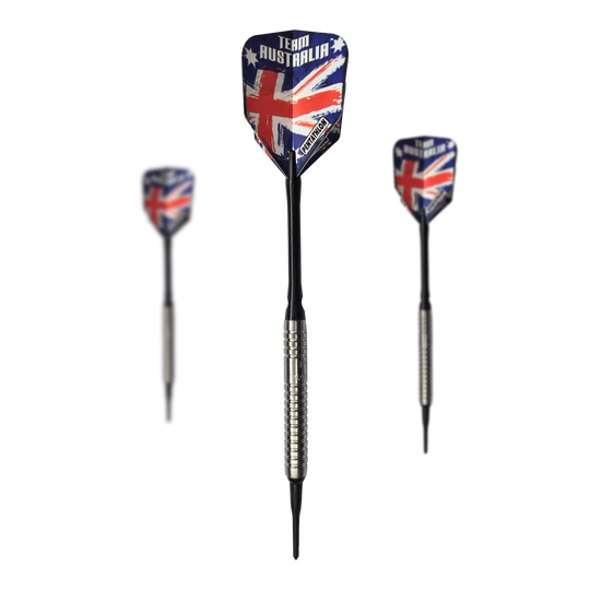 Lotki McDart 85 Tungsten V5 Soft Darts - 16g Das Bild zeigt drei Softdarts des Produkts „McDart 85er Tungsten V5 Softdarts - 16g“. Die Flights sind im Design der australischen Flagge gehalten und haben den Schriftzug „Team Australia“.