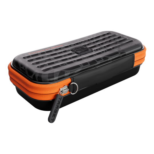 Hier ist das Takoma Ghost Series Raymond Van Barneveld Dartcase zu sehen. Das Dartcase dient zur sicheren Aufbewahrung von Darts und Zubehör.