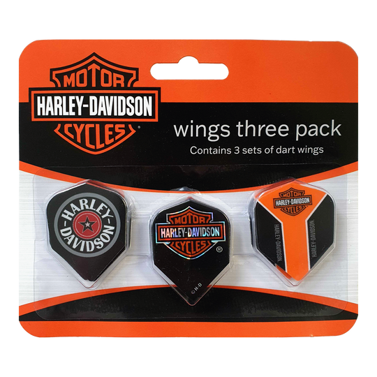 Das Bild zeigt eine Packung mit drei Harley-Davidson Dartflügel-Sets. Die Verpackung ist orange und schwarz mit dem Harley-Davidson Logo darauf.